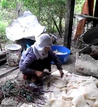 Bì[-]sau[-]khi[-]được[-]ngâm[-]để[-]khử[-]sạch[-]mùi[-]và[-]vết[-]bẩn[-]sẽ[-]được[-]mang[-]đi[-]phơi[-]hoặc[-]sấy[-]khô